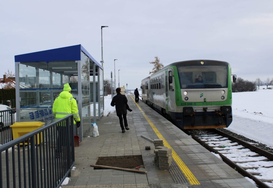 V Orli už zastavil první vlak. Obec se dočkala nové železniční zastávky