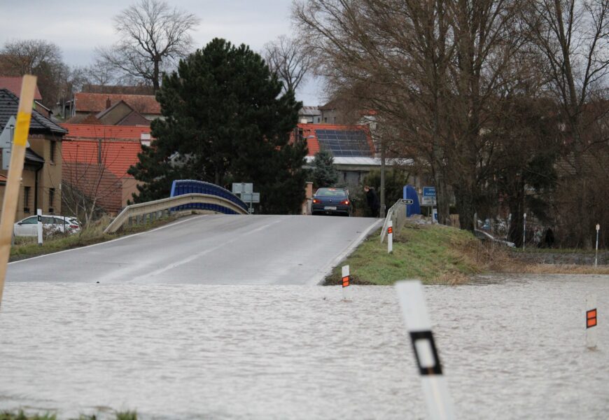 Štědrý večer ve znamení povodní a i nadále se situace nelepší. Hasiči v Pardubickém kraji měli plné ruce práce