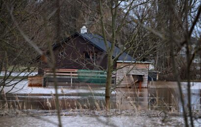 Záplavy ve východních Čechách pokračují. Hasiči na Pardubicku museli evakuovat lidi Záplavy ve východních Čechách pokračují. Hasiči na Pardubicku museli evakuovat lidi
