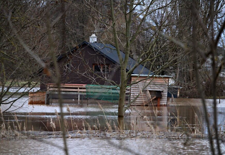 Záplavy ve východních Čechách pokračují. Hasiči na Pardubicku museli evakuovat lidi