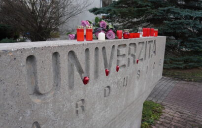 Univerzita v Pardubicích uctí oběti střelby na Filozofické fakultě UK