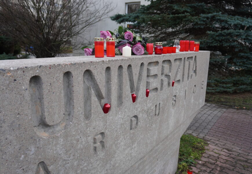 Univerzita v Pardubicích uctí oběti střelby na Filozofické fakultě UK