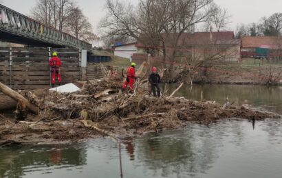 Hasiči v Kuněticích odstraňují z Labe větve a kameny po prosincových záplavách Hasiči v Kuněticích odstraňují z Labe větve a kameny po prosincových záplavách