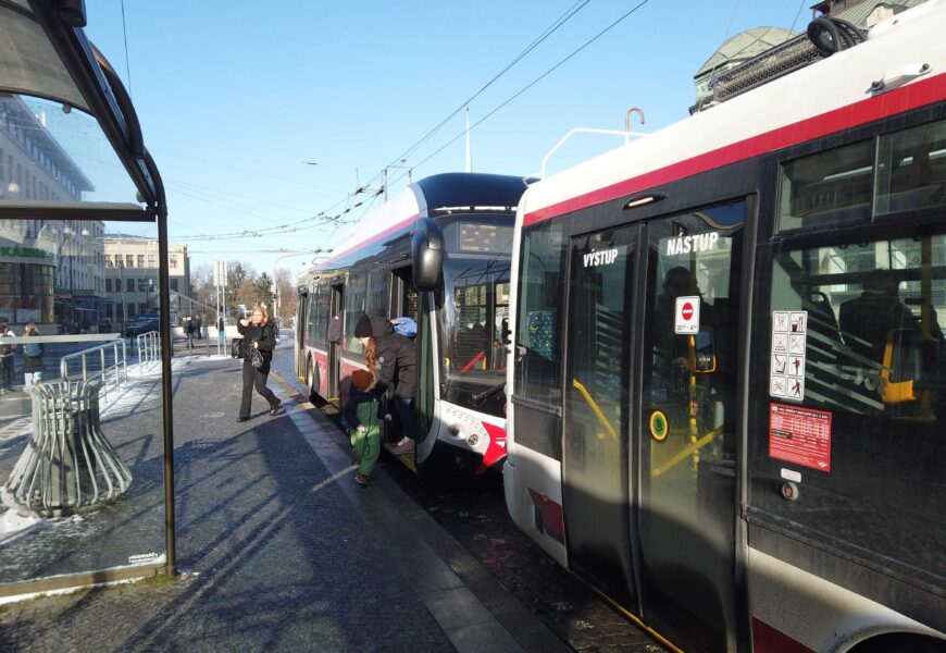 Cena za dlouhodobé jízdné MHD v Pardubicích zůstane zachována. U krátkodobého se zvýší