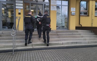 V Pardubicích se pohyboval muž s airsoftovou zbraní. Zadržela ho policie