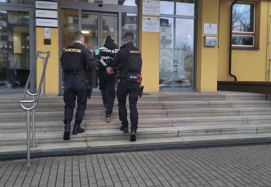 V Pardubicích se pohyboval muž s airsoftovou zbraní. Zadržela ho policie