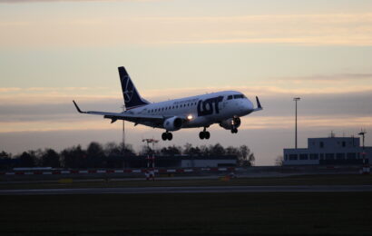 Na Pardubickém letišti bylo živo. Přijímalo odkloněné letouny z Prahy.