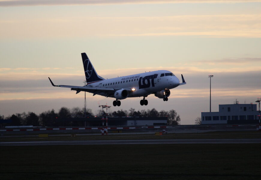 Na Pardubickém letišti bylo živo. Přijímalo odkloněné letouny z Prahy.