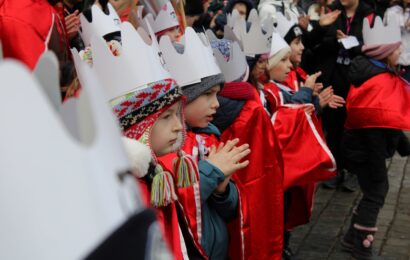Pardubicemi projely tři královny na koních. Tři králové zase míří mezi lidi
