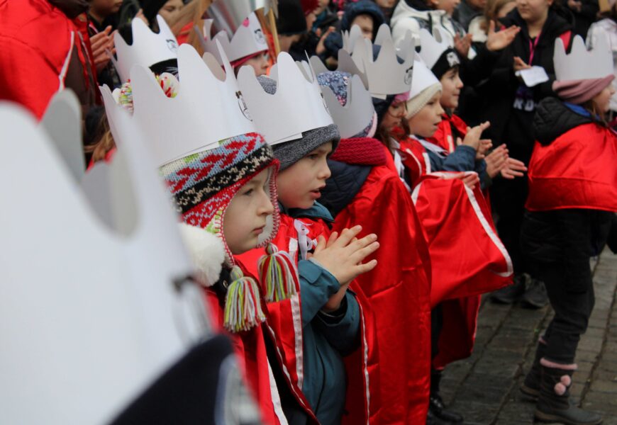 Pardubicemi projely tři královny na koních. Tři králové zase míří mezi lidi