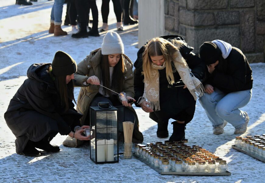 Na pardubickém Zámečku se rozhořelo 194 svíček za 194 obětí heydrichiády