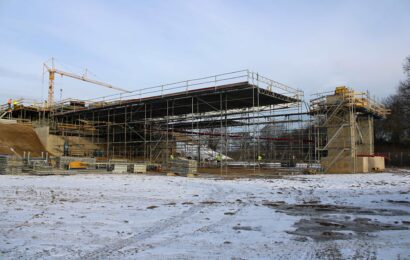 Výstavba severovýchodního obchvatu Pardubic je v plném proudu. Lanový most se zase o něco posunul