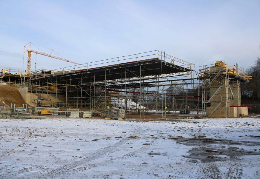 Výstavba severovýchodního obchvatu Pardubic je v plném proudu. Lanový most se zase o něco posunul