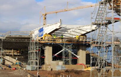 V Pardubicích začali stavbaři vysouvat největší lanový mostu v Česku