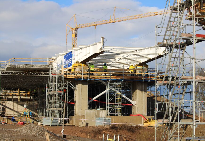 V Pardubicích začali stavbaři vysouvat největší lanový mostu v Česku