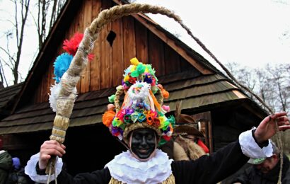 Maškary ze Studnice roztančily Veselý Kopec. Kobyla byla vzkříšena