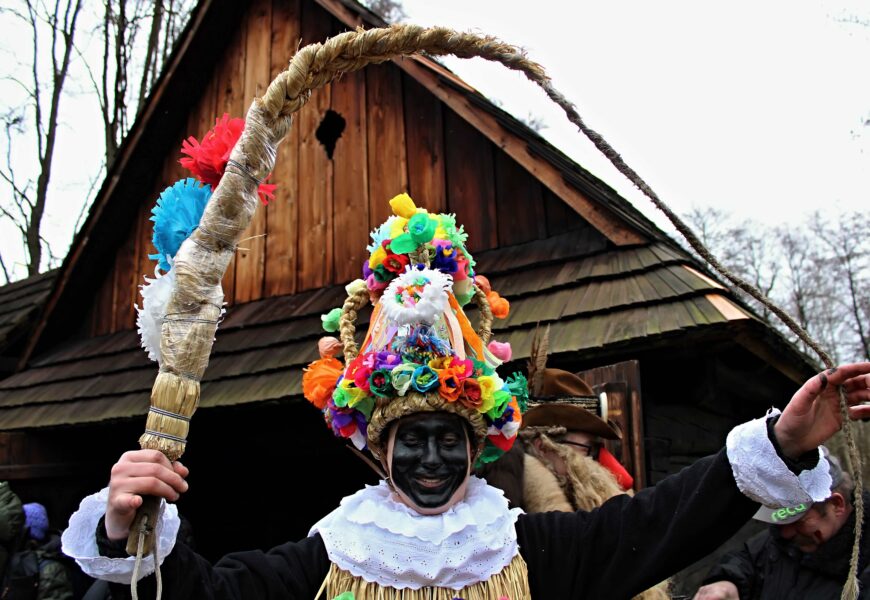 Maškary ze Studnice roztančily Veselý Kopec. Kobyla byla vzkříšena