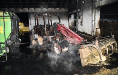 V Mrákotíně hořel nakladač, plameny se rozšířily i na střechu kravína