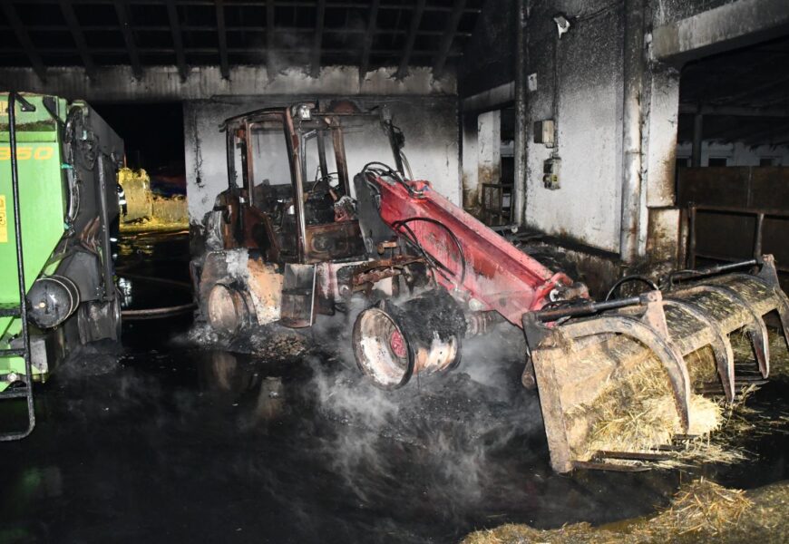 V Mrákotíně hořel nakladač, plameny se rozšířily i na střechu kravína V Mrákotíně hořel nakladač, plameny se rozšířily i na střechu kravína