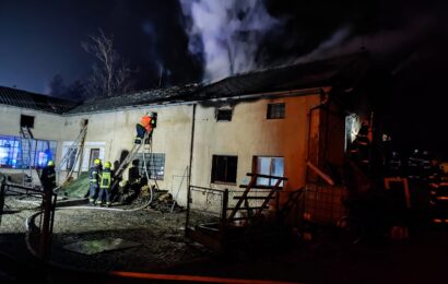 V Chocni hořela ubytovna. Hasiči evakuovali 17 osob