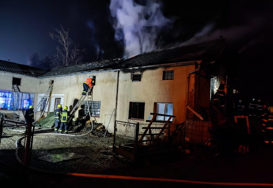 V Chocni hořela ubytovna. Hasiči evakuovali 17 osob