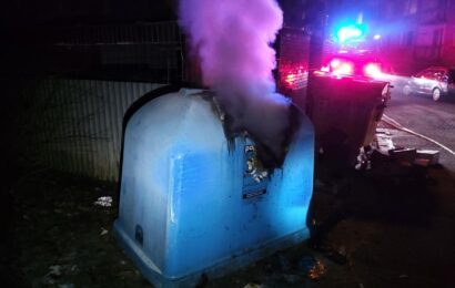 První hodiny nového roku byly pro hasiče ve znamení výjezdů. Hořely kontejnery, keře i dvougaráž