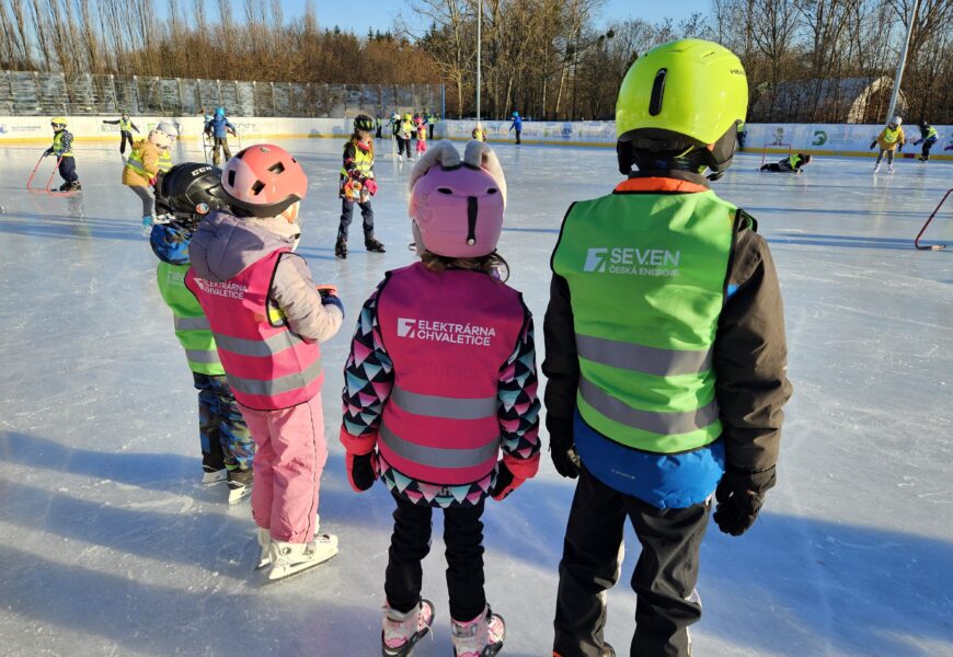 O kluziště na závodišti je velký zájem, školáci tu bruslí zdarma