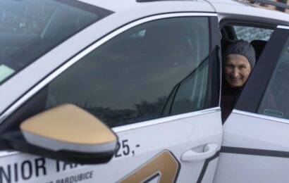 Senior taxi v Pardubicích je od pondělí dostupné pouze s novými průkazy