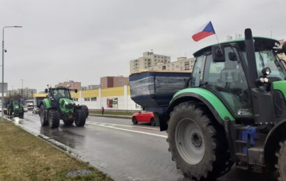 Na Pardubicku protestovali zemědělci. Do Pardubic zamířila kolona traktorů