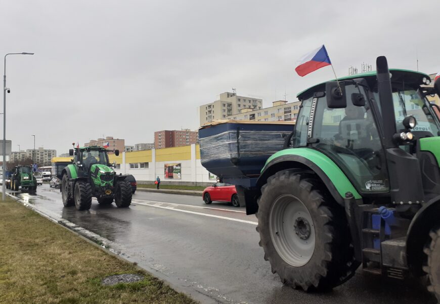 Na Pardubicku protestovali zemědělci. Do Pardubic zamířila kolona traktorů