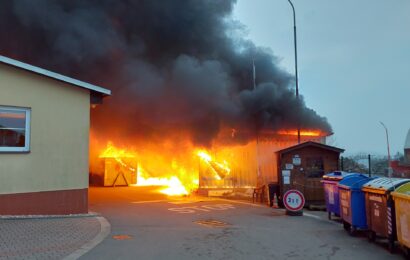 V Přelouči hořelo ve sběrném dvoře. Vyhlášen byl druhý stupeň poplachu