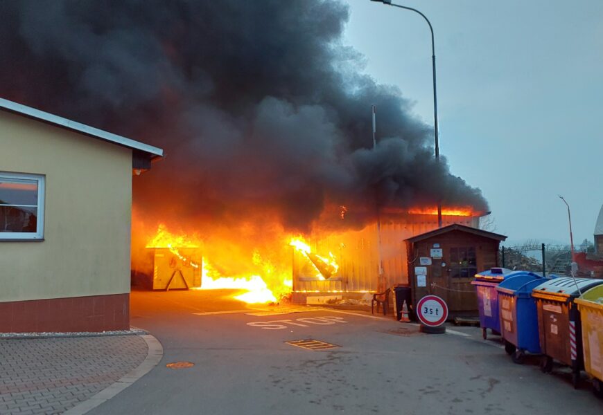 V Přelouči hořelo ve sběrném dvoře. Vyhlášen byl druhý stupeň poplachu