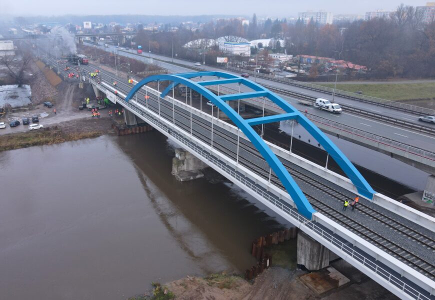 Hotovo. Další části železniční spojnice z Pardubic do Hradce Králové je v provozu Hotovo. Další části železniční spojnice z Pardubic do Hradce Králové je v provozu