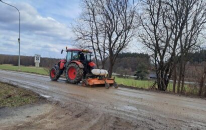 Se znečištěnými silnicemi bahnem při stavbě dálnice D35 pomohou krajští silničáři