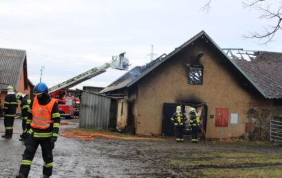 Na Františkách hořela dílna. Hasiči vyhlásili 2. stupeň poplachu