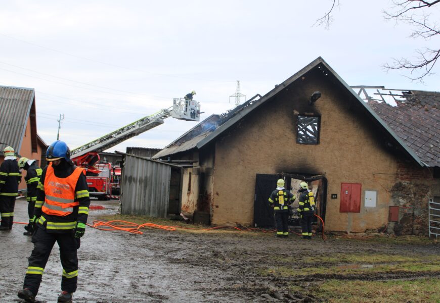 Na Františkách hořela dílna. Hasiči vyhlásili 2. stupeň poplachu