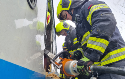 Profesionální hasiči z Pardubického kraje cvičili zásah při nehodách vlakových souprav Profesionální hasiči z Pardubického kraje cvičili zásah při nehodách vlakových souprav