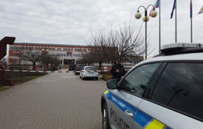 Univerzity v ČR čelí anonymu, který vyhrožuje střelbou. Univerzita v Hradci Králové byla evakuována