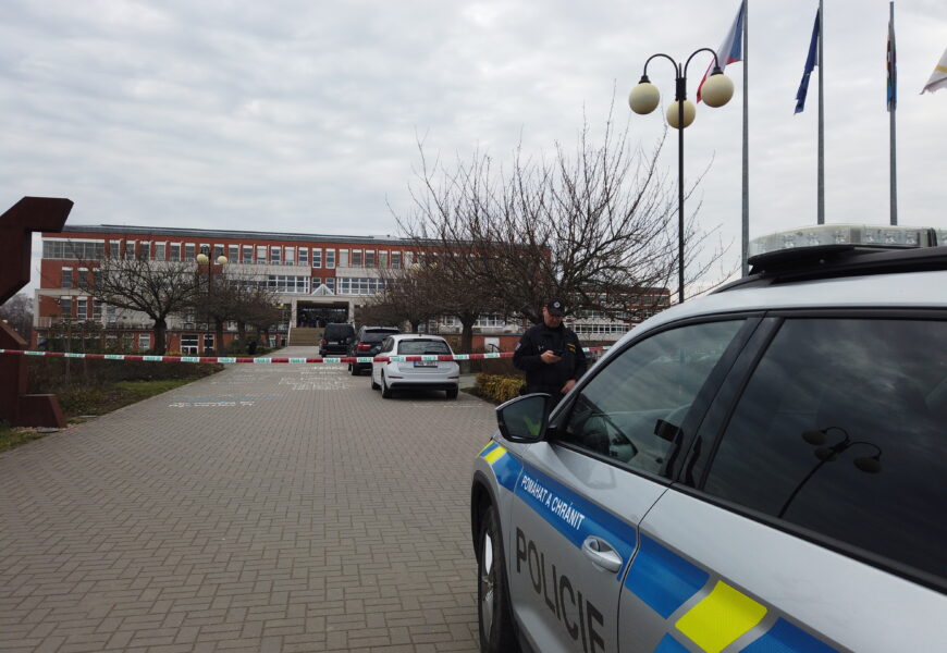 Univerzity v ČR čelí anonymu, který vyhrožuje střelbou. Univerzita v Hradci Králové byla evakuována