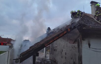 Rodinný dům v Rosicích nad Labem v sobotu zachvátil požár. Hasiči měli napilno