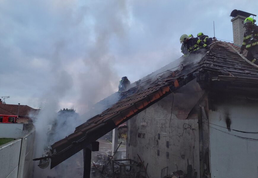 Rodinný dům v Rosicích nad Labem v sobotu zachvátil požár. Hasiči měli napilno