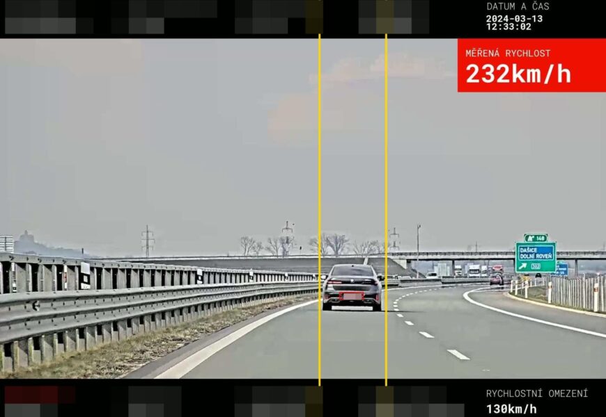 Řidič na D35 svištěl rychlostí 232 km/h