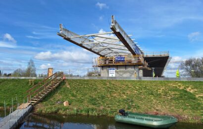 Most přes Labe se opět posunul. Po dokončení se stane největším zavěšeným mostem v ČR