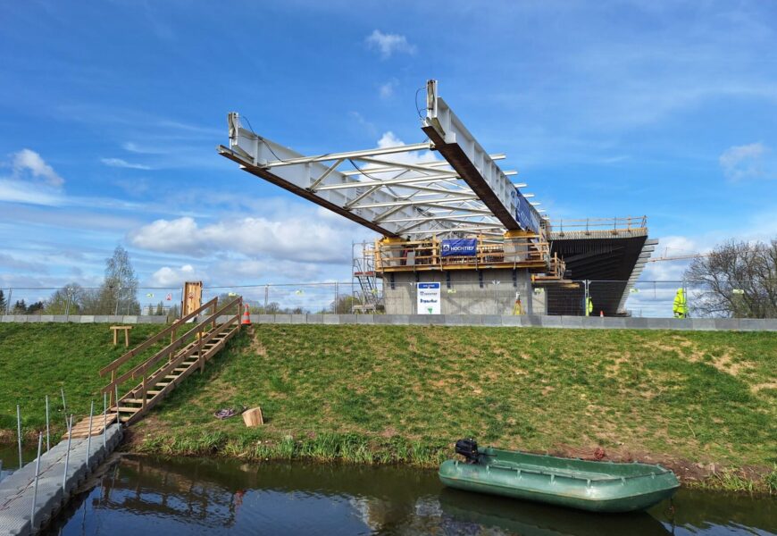 Most přes Labe se opět posunul. Po dokončení se stane největším zavěšeným mostem v ČR