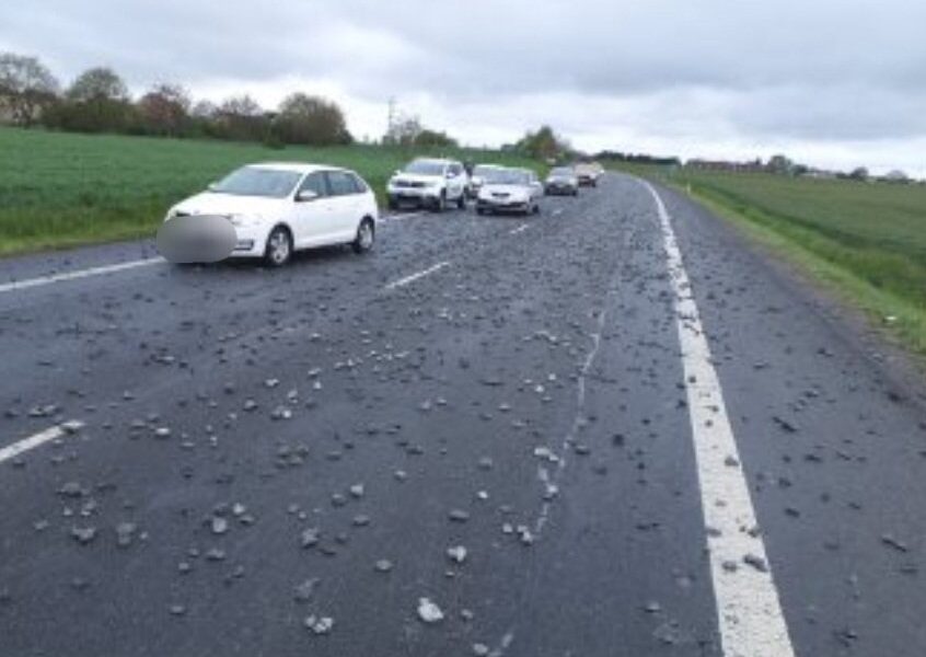 Silnici z Chrudimi do Pardubic zasypalo kamení