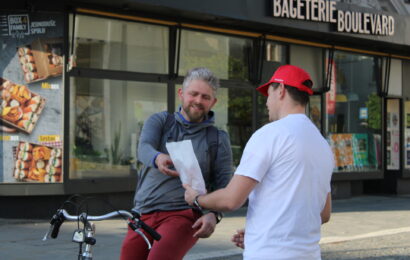 Cyklisté v Pardubicích snídali jablka a perníky. Snídaně pro cyklisty nabídla i ochranné prvky na kolo