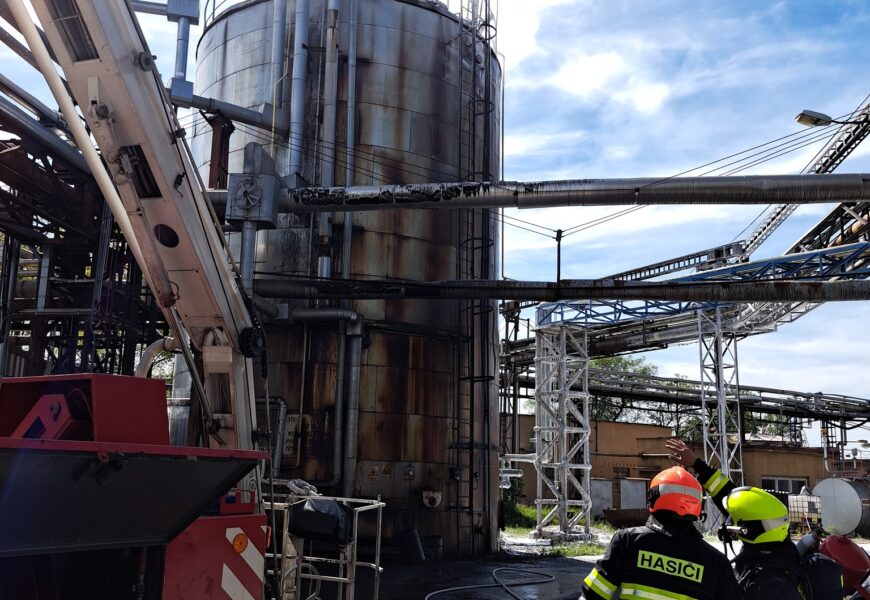 V Pardubické rafinérii hořelo. Hasiče zaměstnal požár zásobníku na asfalt