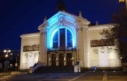 Východočeské divadlo v Pardubicích svítilo modře. Připojilo se k Mezinárodnímu dni autismu