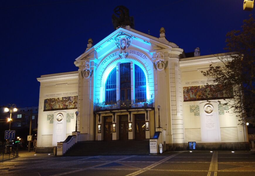Východočeské divadlo v Pardubicích svítilo modře. Připojilo se k Mezinárodnímu dni autismu