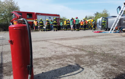 Hasiči na Chrudimsku cvičili dopravní nehodu s velkým počtem zraněných